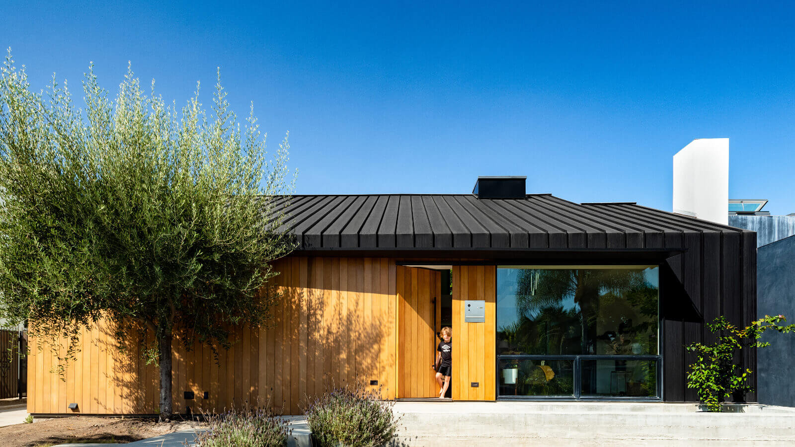 dihedral contemporary home alloi exterior front 1