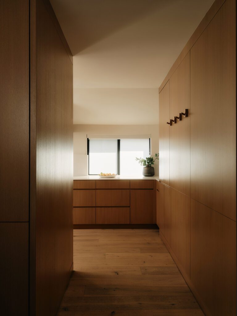 alloi-architecture-construction-syntax-hillside-house-lr-05-japandi-kitchen