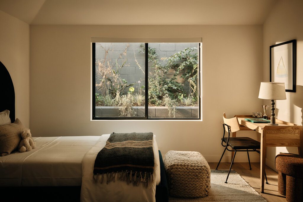 alloi-architecture-construction-syntax-hillside-house-lr-11-japnadi-guest-bedroom