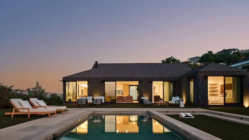 alloi-architecture-construction-syntax-hillside-house-lr-17-scandi-house-pool-reflection