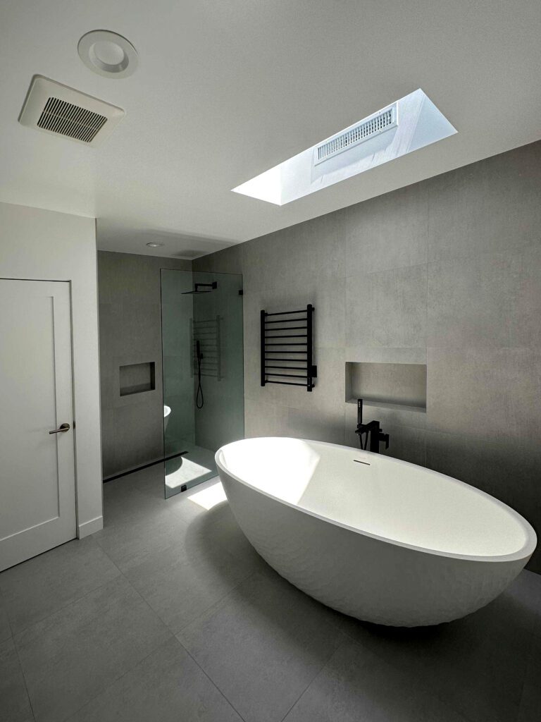 alloi-architecture-lake pitch-modern-house -primary bathroom-skylight-bathtub