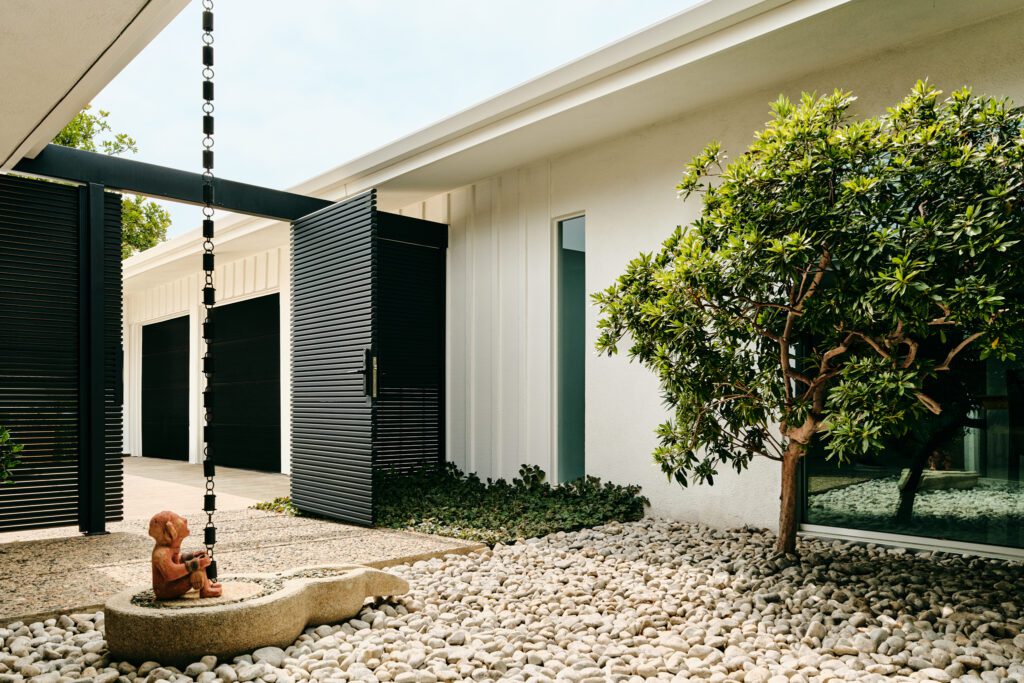 alloi-architecture-midcentury modern_Los Angeles Modern_courtyard daytime