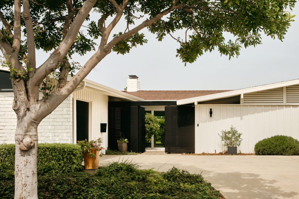 alloi-architecture-midcentury modern_Los Angeles Modern_front exterior no house numbers