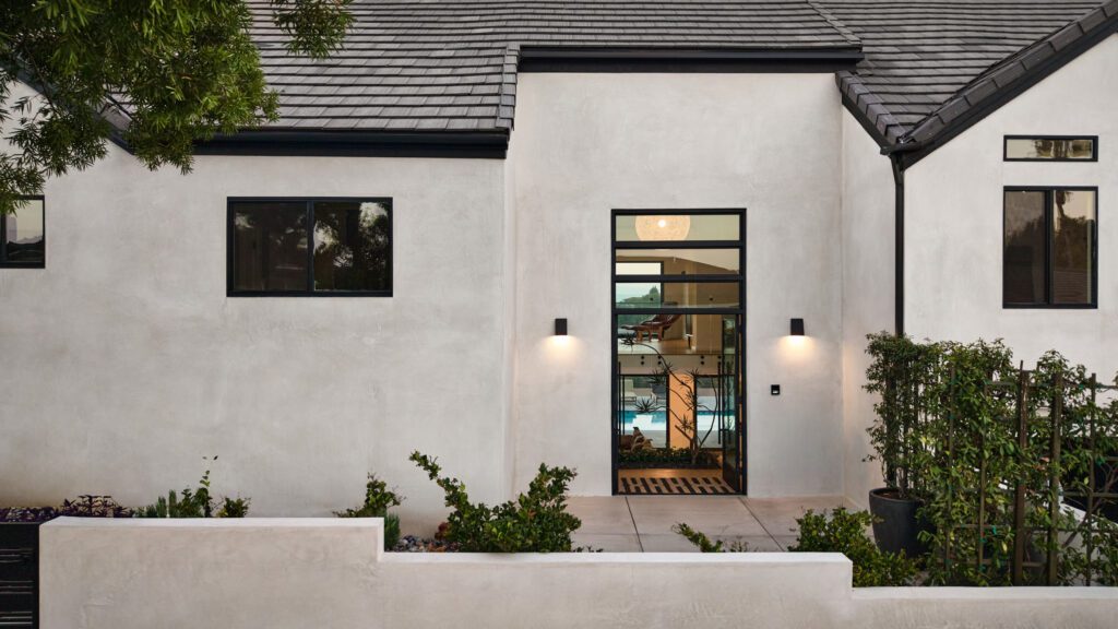 alloi-architecture-view-park-hillside-home-18_lr_front_minimal_facade_smooth